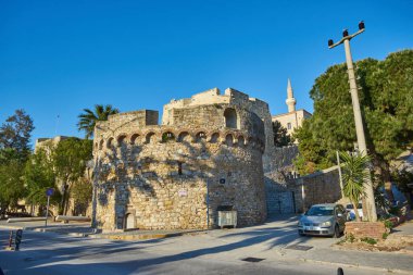 CESME -TURKEY - 25 Nisan 2018: Cesme, İzmir 'deki tarihi Cesme Şatosu manzarası