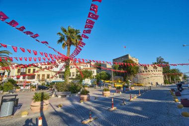 CESME - 24 Nisan: Cesme Meydanı ve Cesme Şatosu, 24 Nisan 2018 