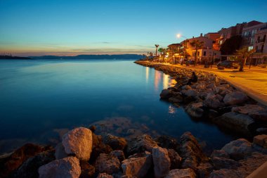 CESME -TURKEY - 25 Nisan 2018: Cesme, Türkiye 'deki yat limanının Gece Manzarası