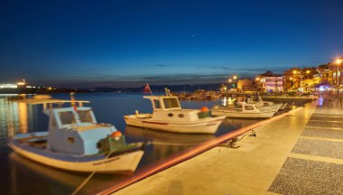 CESME -TURKEY - 25 Nisan 2018: Cesme, Türkiye 'deki yat limanının Gece Manzarası