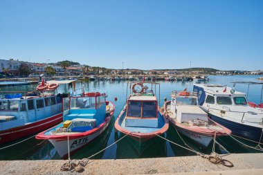 CESME -TURKEY - 25 Nisan 2018: Cesme, Türkiye 'de arka planda liman yatları ve binalar