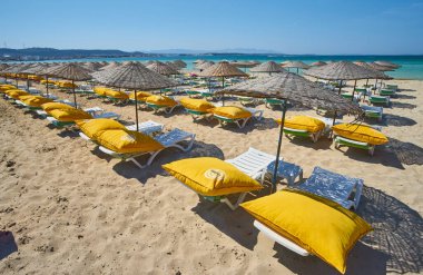 CESME -TURKEY - 25 Nisan 2018: Açık deniz kıyısındaki Ilica plajında boş güneşlikler, Cesme, Türkiye