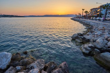 CESME -TURKEY - 25 Nisan 2018: Cesme, Türkiye 'deki yat limanının Gece Manzarası