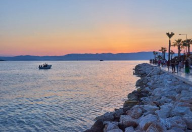 CESME -TURKEY - 25 Nisan 2018: Cesme, Türkiye 'deki yat limanının Gece Manzarası