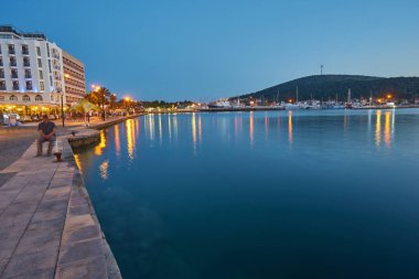 CESME -TURKEY - 25 Nisan 2018: Cesme, Türkiye 'deki yat limanının Gece Manzarası