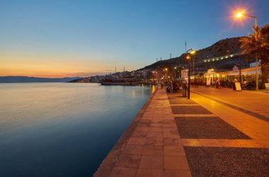 CESME -TURKEY - 25 Nisan 2018: Cesme, Türkiye 'deki yat limanının Gece Manzarası