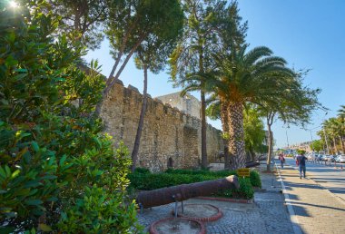 CESME -TURKEY - 25 Nisan 2018: Cesme, İzmir 'deki tarihi Cesme Şatosu manzarası