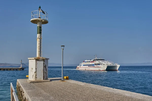 Kos Yunani Mei 2018 Sekelompok Turis Naik Kapal Feri Pelabuhan — Stok Foto