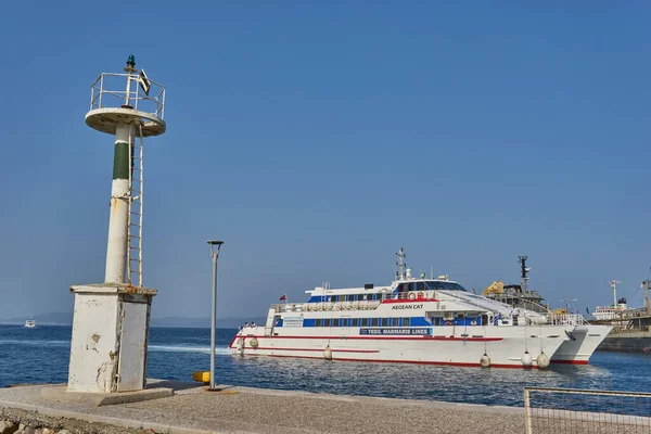 Kos Yunani Mei 2018 Sekelompok Turis Naik Kapal Feri Pelabuhan — Stok Foto