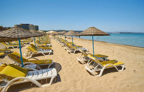 CESME -TURKEY - 25 Nisan 2018: Açık deniz kıyısındaki Ilica plajında boş güneşlikler, Cesme, Türkiye