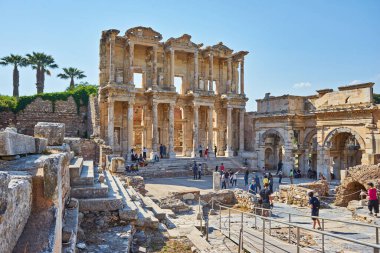 EPHESUS, TURKEY - 26 Nisan 2018: Ephesus 'taki Cicero kütüphanesinin kalıntıları.