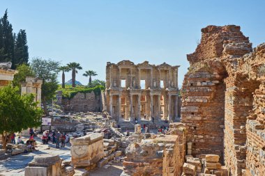 EPHESUS, TURKEY - 26 Nisan 2018: Ephesus 'taki Cicero kütüphanesinin kalıntıları.
