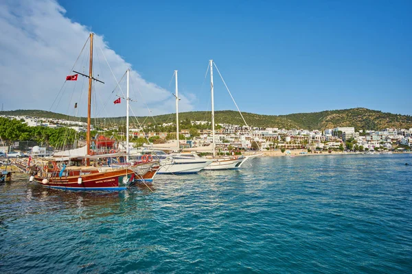 トルコ ボドルム 5月1 2018 ボドルムビーチ エーゲ海 伝統的な白い家 マリーナ セーリングボート ボドルムタウントルコのヨットの景色 — ストック写真