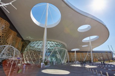 MARRAKESH, MOROCCO - 15 Şubat 2017: Tensift-El Haouz bölgesindeki Marakeş Menara havaalanının ön modern cephesi.