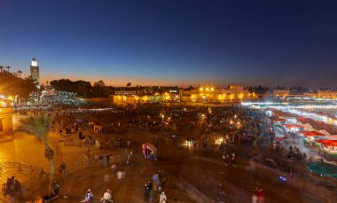 MARRAKESH, FOCCO - 2 Şubat 2017: Kimliği belirsiz insanlar gün batımında Jemaa el Fna Meydanı 'nı ziyaret ederler. Meydan UNESCO Dünya Mirası 'nın bir parçası.