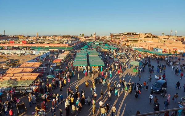 Marrakesh Marocco Febbraio 2017 Persone Non Identificate Visitano Piazza Jemaa — Foto Stock