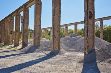 Güçlendirilmiş beton yapılar üretmek için bir fabrika için malzeme deposu