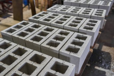 Baskılı çimento harcından endüstriyel yapı malzemeleri üretimi. Yüksek kalite beton blok ya da beton tuğla. Baskıdan sonra paletlerin üzerine istiflenmiş bitmiş ürünler.