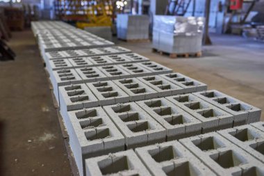 Kireç taşları yerde yatar ve kurur. Cüruf bloğu üretim tesisinde