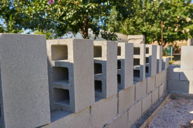 İnşaat alanında bir yığın çimento bloğu. cüruf engelleme arkaplanı