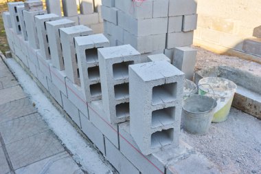 İnşaat alanında bir yığın çimento bloğu. cüruf engelleme arkaplanı