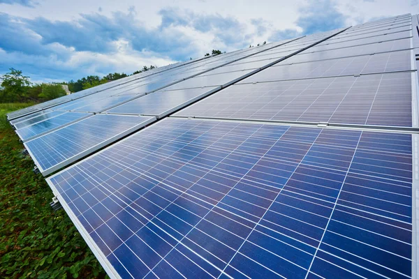 大規模太陽エネルギーシステムのクローズアップ 青空に対する地上設置太陽電池パネル — ストック写真