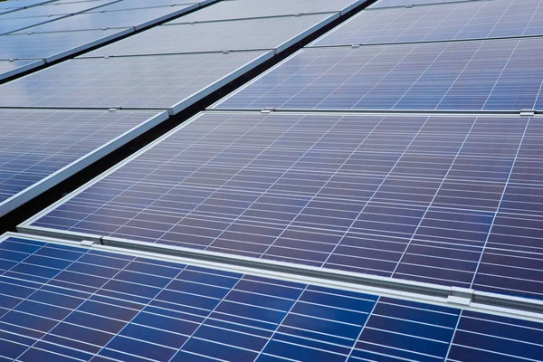 太陽光発電パネルを閉じてください 再生可能エネルギーソリューションの技術 — ストック写真
