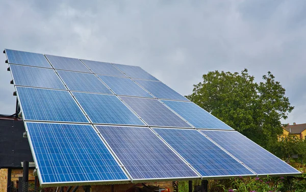 Detailní Záběr Velký Solární Systém Pozemní Solární Panel Proti Modré — Stock fotografie