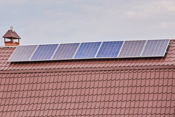 Painéis Solares Telhado Casa Energia Ambientalmente Amigável Sol — Fotografia de Stock