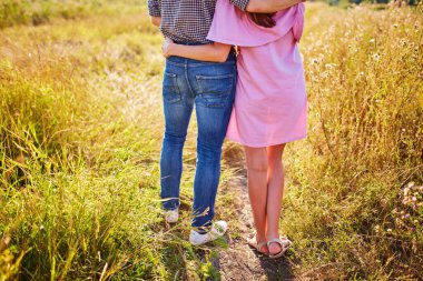 Parkta el ele tutuşan genç çift.