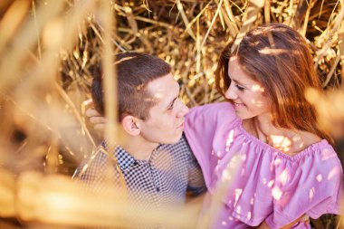 Genç çift eğleniyor ve güzel doğanın tadını çıkarıyor.