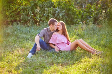 Yazın genç bir çiftin açık hava portresi