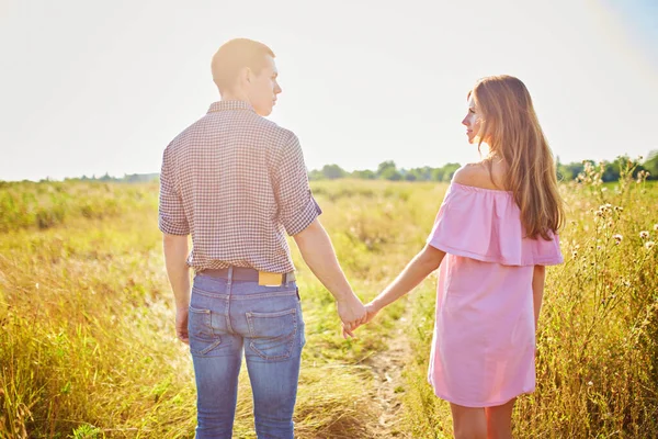 Prise Vue Jeune Couple Tenant Main Courant Travers Parc Mouvement — Photo