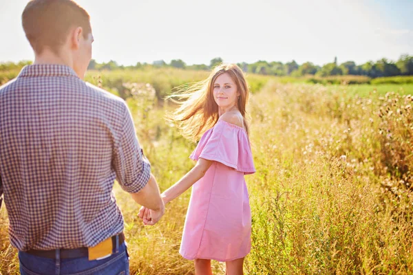 Genç Bir Kadın Parkta Sevgilisine Yol Gösteriyor — Stok fotoğraf