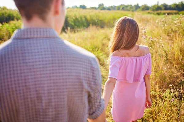 Aufnahme Eines Jungen Paares Das Händchen Haltend Durch Den Park — Stockfoto