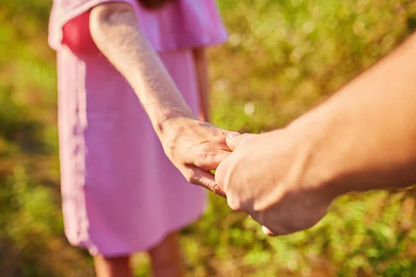 Junge Frau Führt Ihren Liebhaber Der Hand Park — Stockfoto