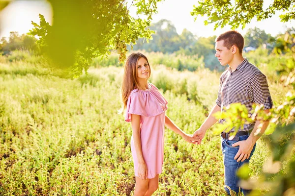 Girato Una Giovane Coppia Che Tiene Mano Corre Parco Movimento — Foto Stock