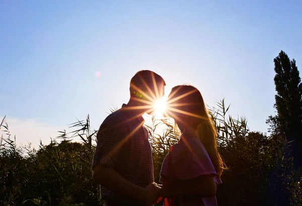 Sahilde Güneş Batarken Öpüşen Genç Bir Çiftin Silueti — Stok fotoğraf