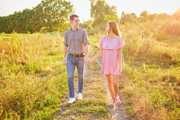 若いカップルの手を握って公園を駆け抜けるショット ブリリー ムーブメントソフトフォーカス — ストック写真