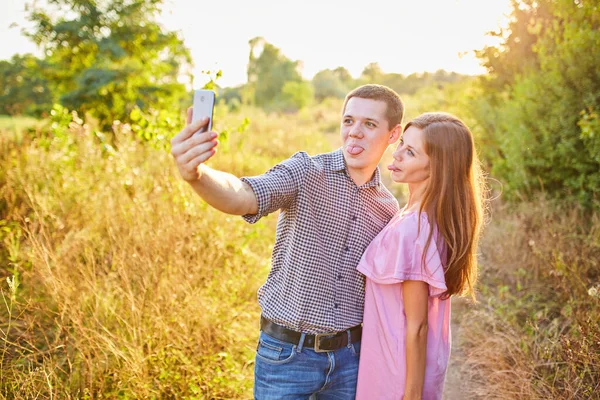 Pareja Tomando Fotos Mismos Con Teléfono Inteligente Cita Romántica Picnic — Foto de Stock