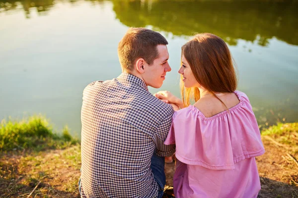 Genießen Flus Romantisch Lächelndes Verliebtes Paar Bei Sonnenuntergang Fluss — Stockfoto