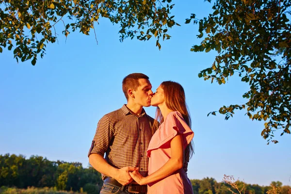 Outdoor Portret Młodej Pary Lecie — Zdjęcie stockowe