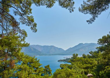 Marmaris Körfezi 'ndeki Rocky Dağı Adaları. Mavi gökyüzü ile deniz manzarası.