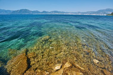 Marmaris Körfezi 'ndeki Rocky Dağı Adaları. Mavi gökyüzü ile deniz manzarası.