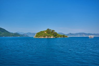 Marmaris, Türkiye 'de tekne, yat, yelkenli ve körfez manzaralı güzel Panoramik Havacılık manzarası. Yat limanında, denizde, şehirde, dağlarda tekneleri olan renkli manzaralar