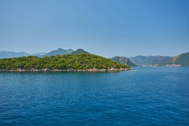 Marmaris, Türkiye 'deki körfezden ayrılan gemi