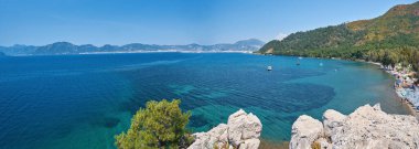 Marmaris, Türkiye 'de tekne, yat, yelkenli ve körfez manzaralı güzel Panoramik Havacılık manzarası. Yat limanında, denizde, şehirde, dağlarda tekneleri olan renkli manzaralar