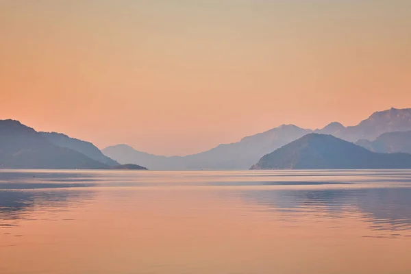 Гора Отражает Восход Солнца Спокойном Море Мармарис Турция — стоковое фото