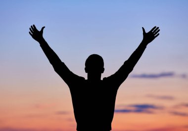 Erkek silueti gün batımında, insan vücudu gökyüzünün doğal renklerinde, elleri havada, neşeli, sağlıklı bir adam doğanın, seyahatin ve özgürlüğün tadını çıkarıyor, başarının kavramsal görüntüsü, büyüme başarısı