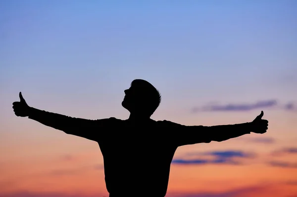 Silhouet Van Een Man Die Met Zijn Arm Naar Zonsopgang — Stockfoto